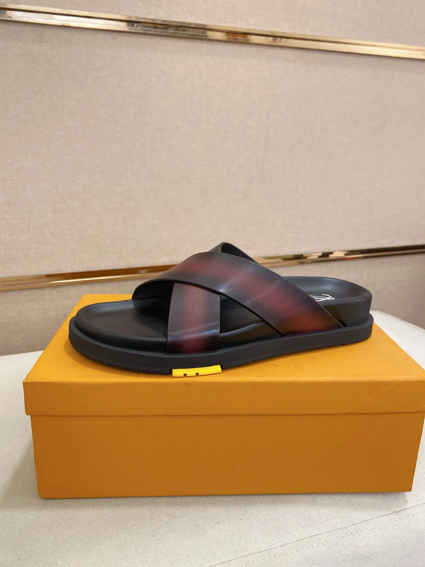 Factory price: 420💰Made by LV🔍Top purchasing agent. Men's spring and summer slippers are available at the same counter. The uppers are made of cowhide imported from Italy. High-quality craftsmanship, soles: original soles specially provided by the original factory, exclusive movable molded soles are super comfortable, original factory follow-up goods, 🔍🔍high quality, can be entered and exited the counter at will, welcome to compare, code number 38-44. Can be customized45